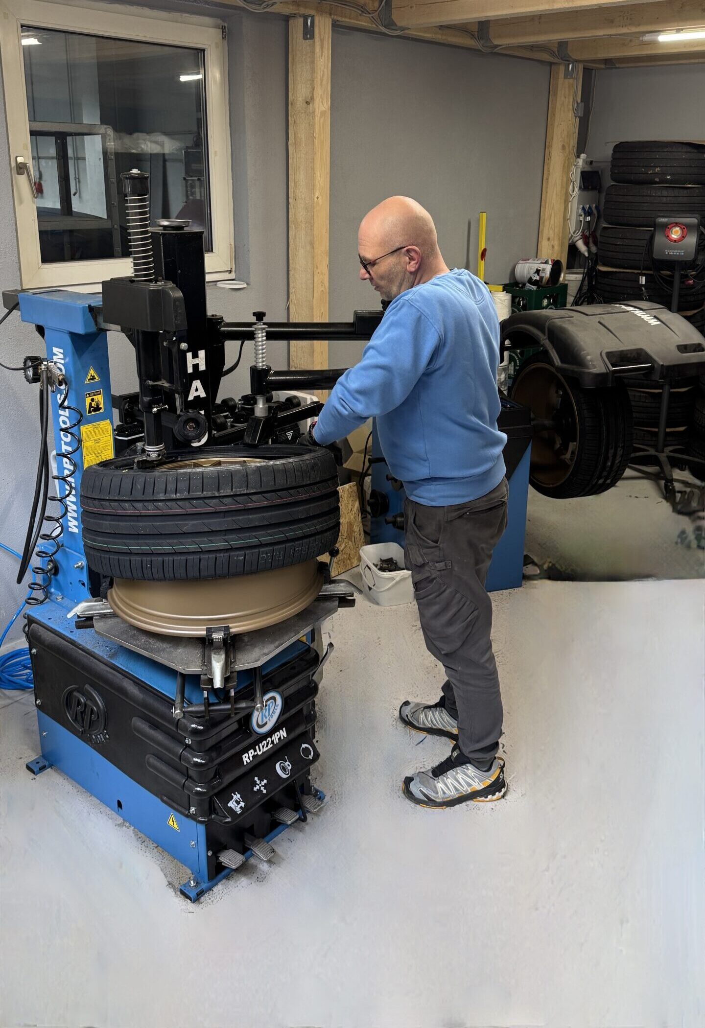 Reifenmontage, Reifen montieren, Reifenservice, Reifen wechseln, Autoreifen montieren
