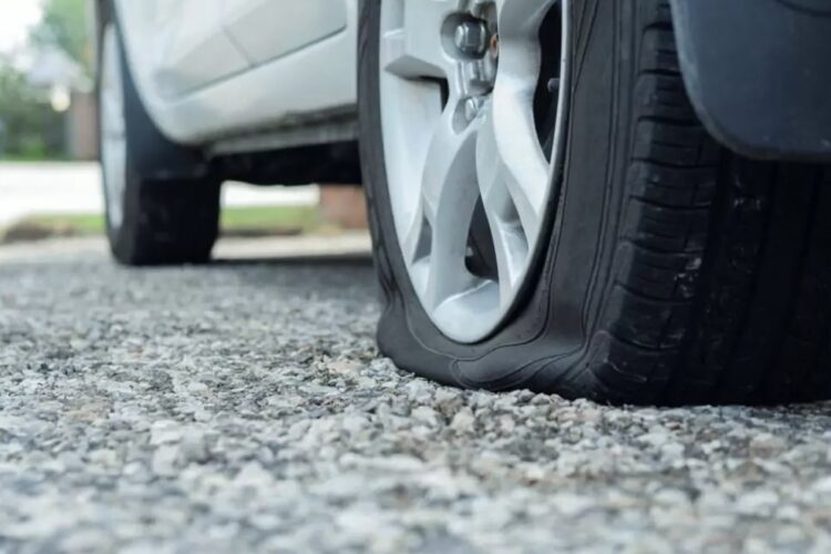 Autoreifen Reparatur in der Werkstatt, Reifen reparieren bei Nagel oder Schraube, Fachgerechte Reifenreparatur, PKW Reifen professionell reparieren, Autoreifen Reparatur, Reifen reparieren, Reifenreparatur, Reifenpanne, Reifen flicken, PKW Reifen reparieren,