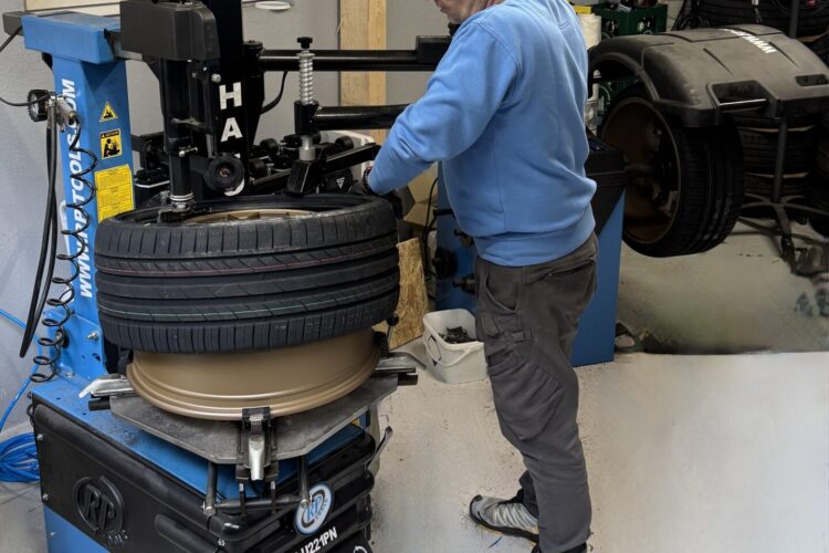 Reifenmontage, Reifen montieren, Reifenservice, Reifen wechseln, Autoreifen montieren