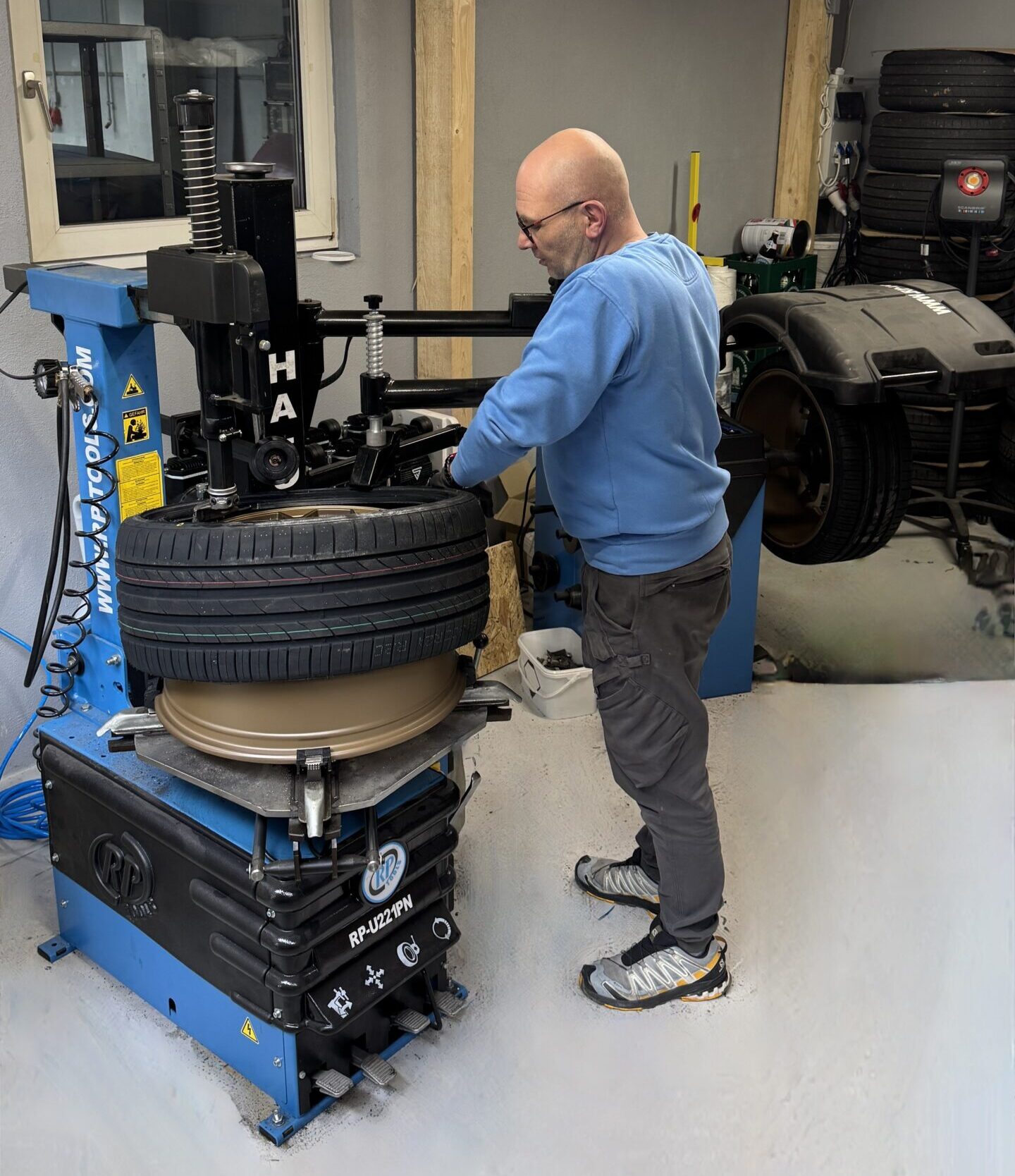 Reifenmontage, Reifen montieren, Reifenservice, Reifen wechseln, Autoreifen montieren