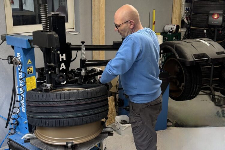 Reifenmontage, Reifen montieren, Reifenservice, Reifen wechseln, Autoreifen montieren